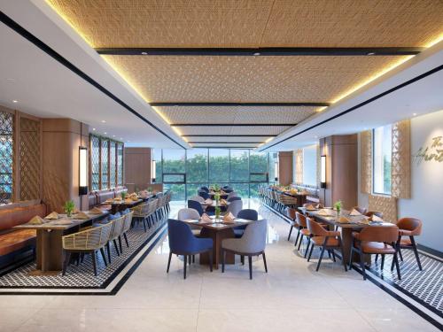 Ruang duduk di Novotel Samator Surabaya Timur
