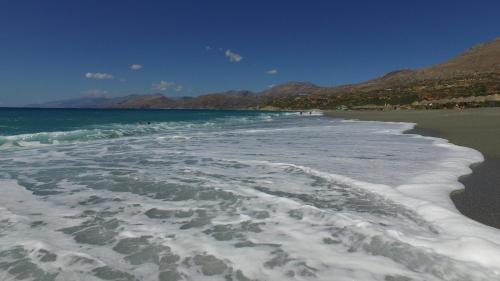 a view of the shoreline of a beach at Petra Mare Babis in Akoumia