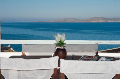 a table and chairs with a view of the ocean at Sofia's Bungalows Mykonos in Mýkonos City