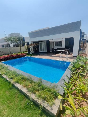 Kolam renang di atau dekat dengan Alish Villa - Relax in 2BHK Luxe Villa with Private Pool
