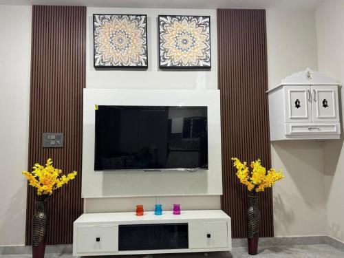 Televisyen dan/atau pusat hiburan di Alish Villa - Relax in 2BHK Luxe Villa with Private Pool