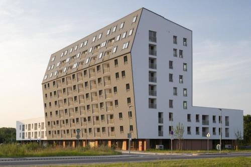 2x2x2 apartment - nový 2 izbový apartmán, 2-minúty od letiska, 2- garáže