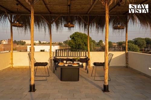 Μπαλκόνι ή βεράντα στο StayVista at Casa V2 with Pool, WiFi, AC