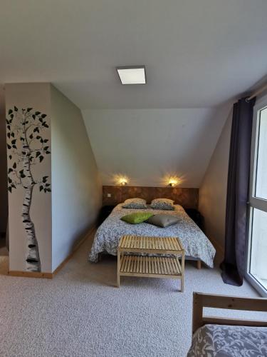 - une chambre avec 2 lits et une fresque murale sur les arbres dans l'établissement Natural green group villa classified 4 ears, à Penmarcʼh
