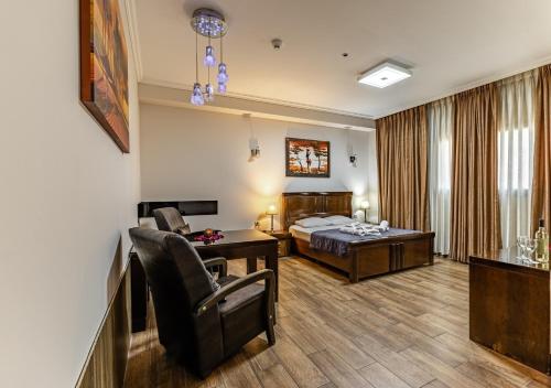 a hotel room with a bed and a desk at Hotel House in Rishon LeẔiyyon