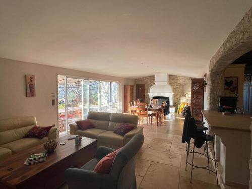 Χώρος καθιστικού στο Sublime villa climatisée avec piscine vue mer et collines