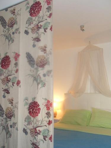 1 dormitorio con 1 cama y una cortina con flores en Beach and City Apartment, en Portimão