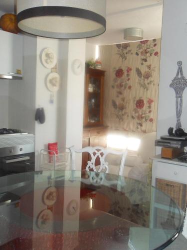 cocina con mesa de cristal en una habitación en Beach and City Apartment, en Portimão
