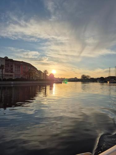 - une vue sur la rivière et le coucher du soleil dans l'établissement Caraussane, à Sète