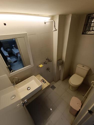 Bilik mandi di The Asteria Hotel Bogura