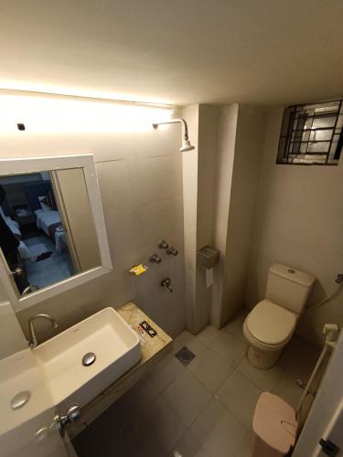 Bilik mandi di The Asteria Hotel Bogura