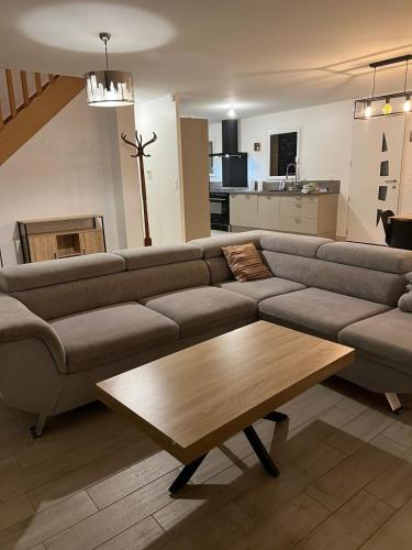 un salon avec un canapé et une table basse dans l'établissement Escapade à la campagne, à Sottevast