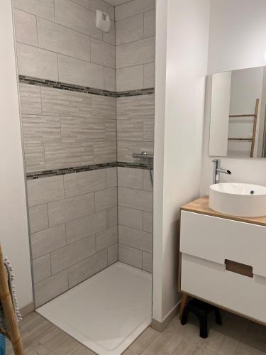 une salle de bain avec douche et lavabo dans l'établissement Escapade à la campagne, à Sottevast