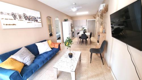 2 Cozy Apts, Fast Internet, 5 Min Walk to Beach!