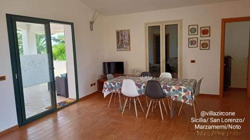 TV a/nebo společenská místnost v ubytování Reitani San Lorenzo Marzamemi Noto VILLA ZIRCONE