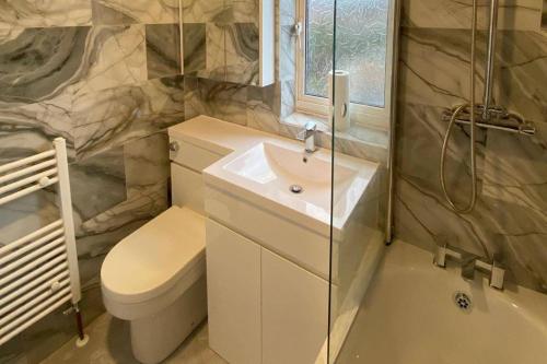 a bathroom with a toilet and a sink and a shower at Coventry Stay - Sleeps 8 Free Parking & Pets in Coventry