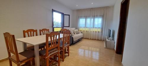 a living room with a dining room table and a bedroom at Casa María in Vinarós
