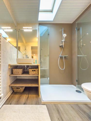 une salle de bain avec douche et lavabo dans l'établissement Agreable maison de vacances - quartier arago - 6 personnes, à Les Sables-dʼOlonne