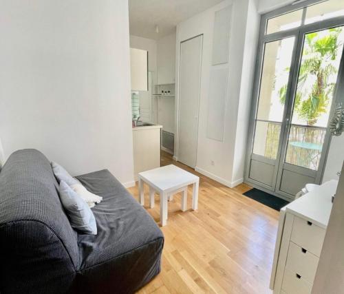 un salon avec un canapé et une table dans l'établissement Nice two-rooms with balcony in Nice, à Nice