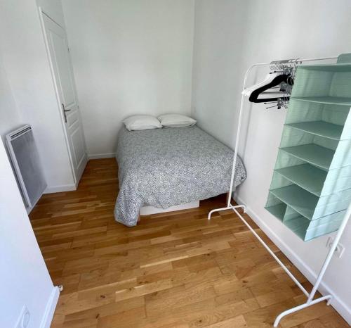 - une petite chambre avec un lit et des étagères dans l'établissement Nice two-rooms with balcony in Nice, à Nice