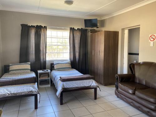 Un pat sau paturi într-o cameră la Newlands Country Lodge