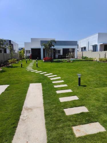 Taman di luar Alish Villa - Relax in 2BHK Luxe Villa with Private Pool