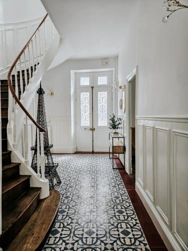un couloir avec un escalier et la tour Eiffel dans l'établissement Villa - centre d'Epernay - 6 Chambres - Terrasse, à Épernay