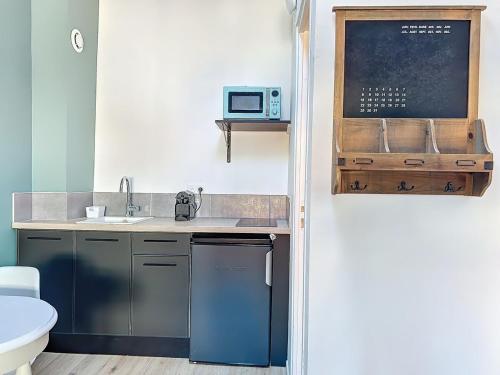 une petite cuisine avec un évier et un micro-ondes dans l'établissement Studio centre historique, à Toulon