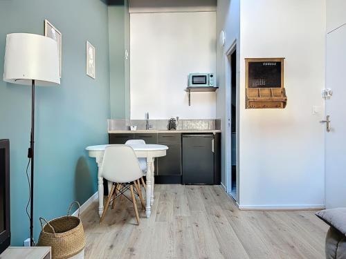une cuisine avec une table et des chaises dans une pièce dans l'établissement Studio centre historique, à Toulon
