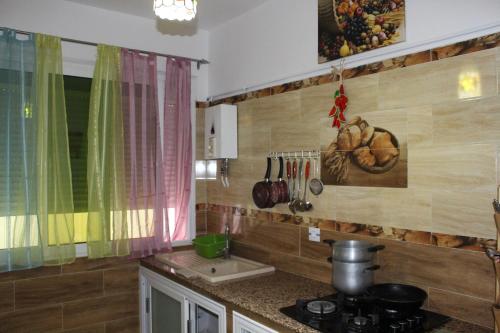 Kuchyň nebo kuchyňský kout v ubytování Résidence CHEZLO