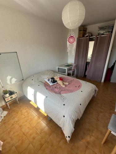 une chambre avec un lit avec un chien dessus dans l'établissement Maison avec piscine proche plages et commerces, à Fréjus