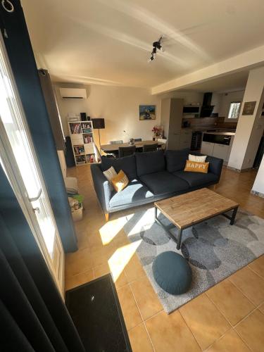 un salon avec un canapé et une table basse dans l'établissement Maison avec piscine proche plages et commerces, à Fréjus