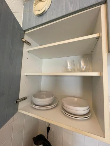 un placard avec des assiettes et des plats dedans dans l'établissement Cœur de Nice, à Nice