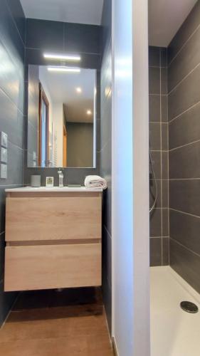 une salle de bain avec un lavabo et un miroir dans l'établissement Orion - chalet-style new apartment, au Monêtier-les-Bains