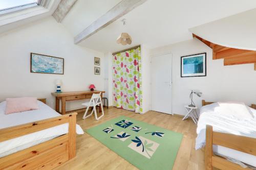 - une chambre avec 2 lits et un bureau dans l'établissement Maison pour 5 avec jardin a 300m de la plage, à Sarzeau