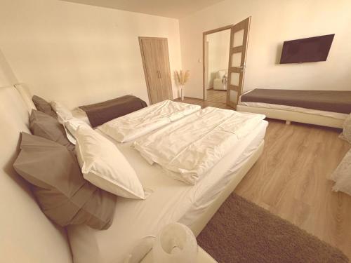 Posteľ alebo postele v izbe v ubytovaní Trio Apartments