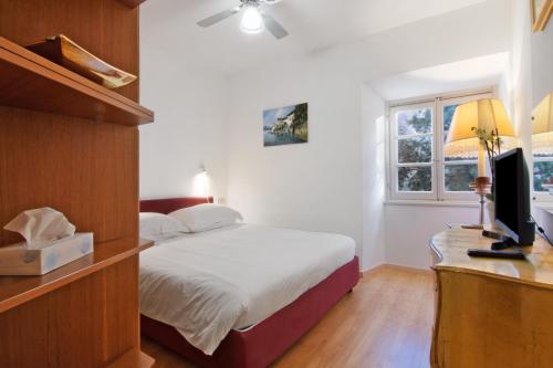 A bed or beds in a room at La Contessa - Lenno