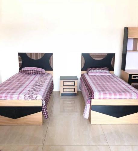 two beds sitting next to each other in a bedroom at La valle de los farrones in Kafret el-Gabal