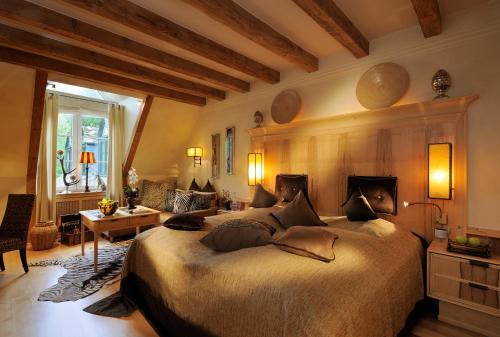 um quarto com uma cama grande num quarto em Relais & Châteaux Jagdhof Glashütte em Bad Laasphe