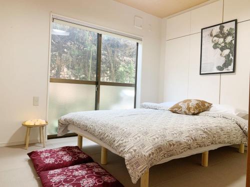 A bed or beds in a room at 高速网络#车站4分#智能马桶#干湿分离#3卧室3卫生间2浴室1客厅2阳台#新装修3层独栋小楼#5分钟直达池袋#中板桥车站步行4分钟101