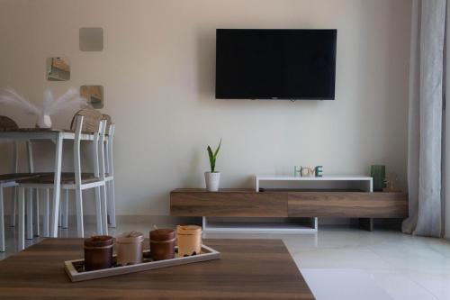 TV a/nebo společenská místnost v ubytování Golden sand apartment B