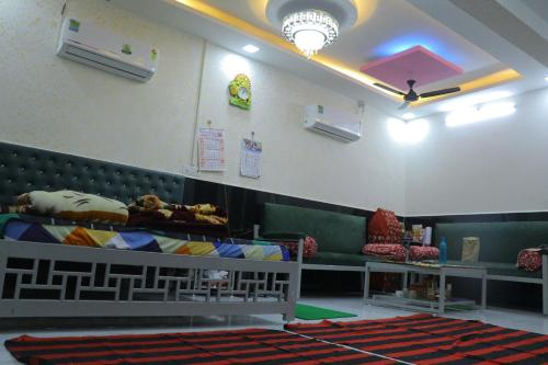 Ruang duduk di Yamuna Darshan Riverside Retreat