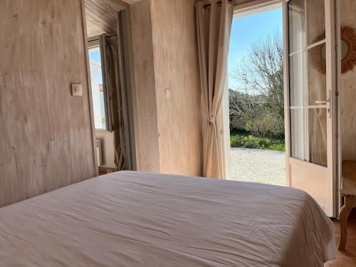 Postel nebo postele na pokoji v ubytování Maison 5 min de l'océan avec jardin