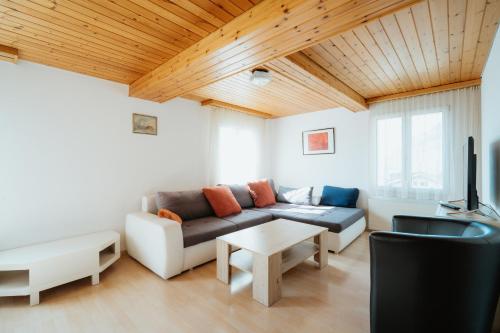 a living room with a couch and a tv at Apartment Sonne in Amden