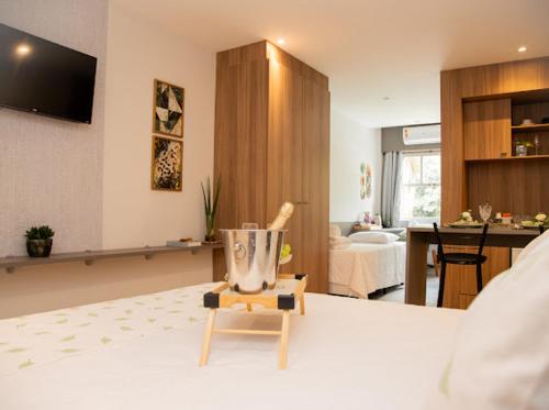 a living room with a blender on a chair at Apart-hotel Cantinho da Serra in Nova Friburgo