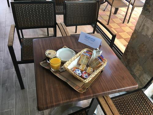 un vassoio di cibo su un tavolo in un ristorante di Almyra Holiday Village a Edipsos