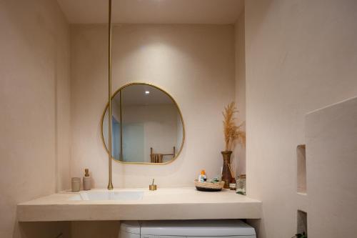 Ένα μπάνιο στο Akasha living by the sea