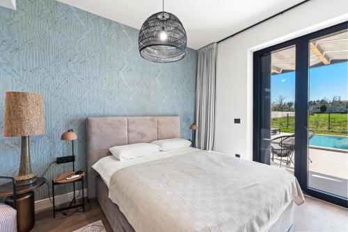 En eller flere senge i et værelse på Villa Tena