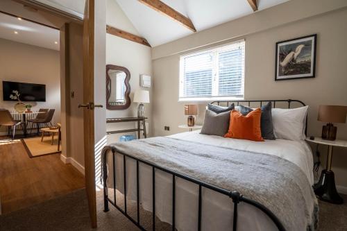 En eller flere senge i et værelse på Church Road Retreats - Dunes Cottage