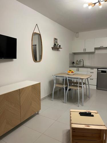 - une cuisine et une salle à manger avec une table et un miroir dans l'établissement T2 au calme à 200m de la plage avec parking privé, à Sète